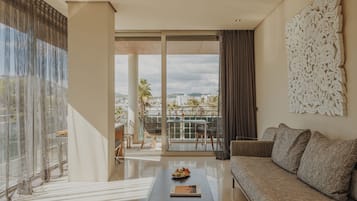 Studio Suite, Corner | 1 bedroom, hypo-allergenic bedding, in-room safe, desk