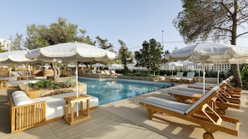 3 Außenpools, geöffnet von 10:00 Uhr bis 18:30 Uhr, Sonnenschirme