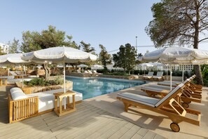 3 piscinas externas, funciona das 10h às 18h30, guarda-sóis