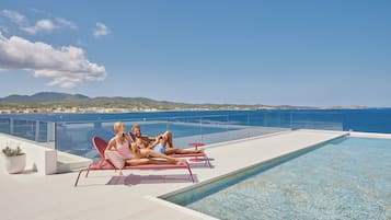 3 piscinas al aire libre (de 10:00 a 18:30), sombrillas, tumbonas