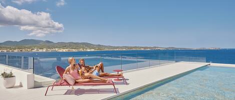 3 piscine all'aperto, ombrelloni da piscina, lettini