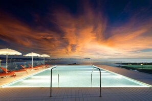 3 piscinas al aire libre (de 10:00 a 18:30), sombrillas, tumbonas