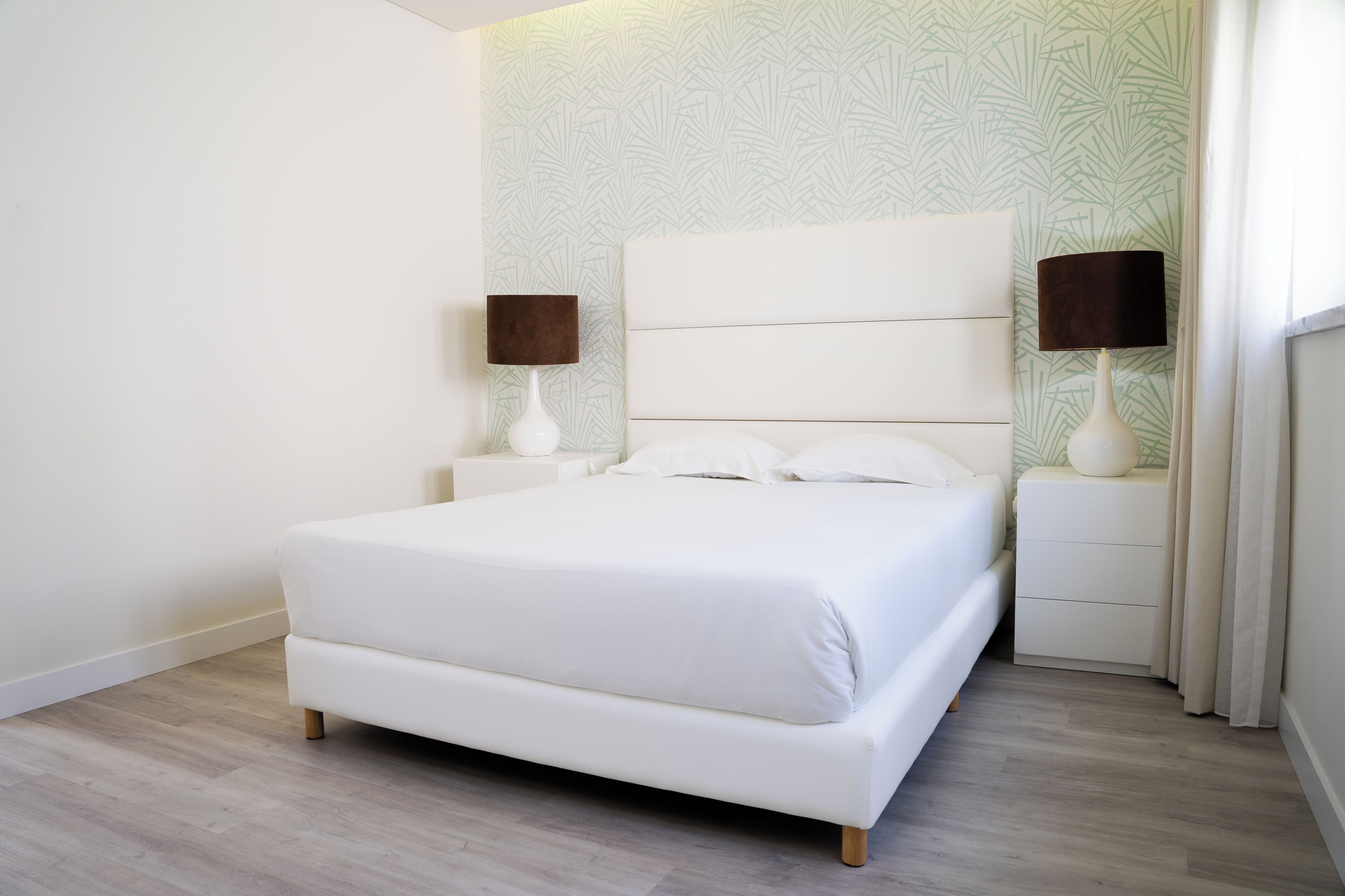 Minibar, coffres-forts dans les chambres, bureau, rideaux occultants