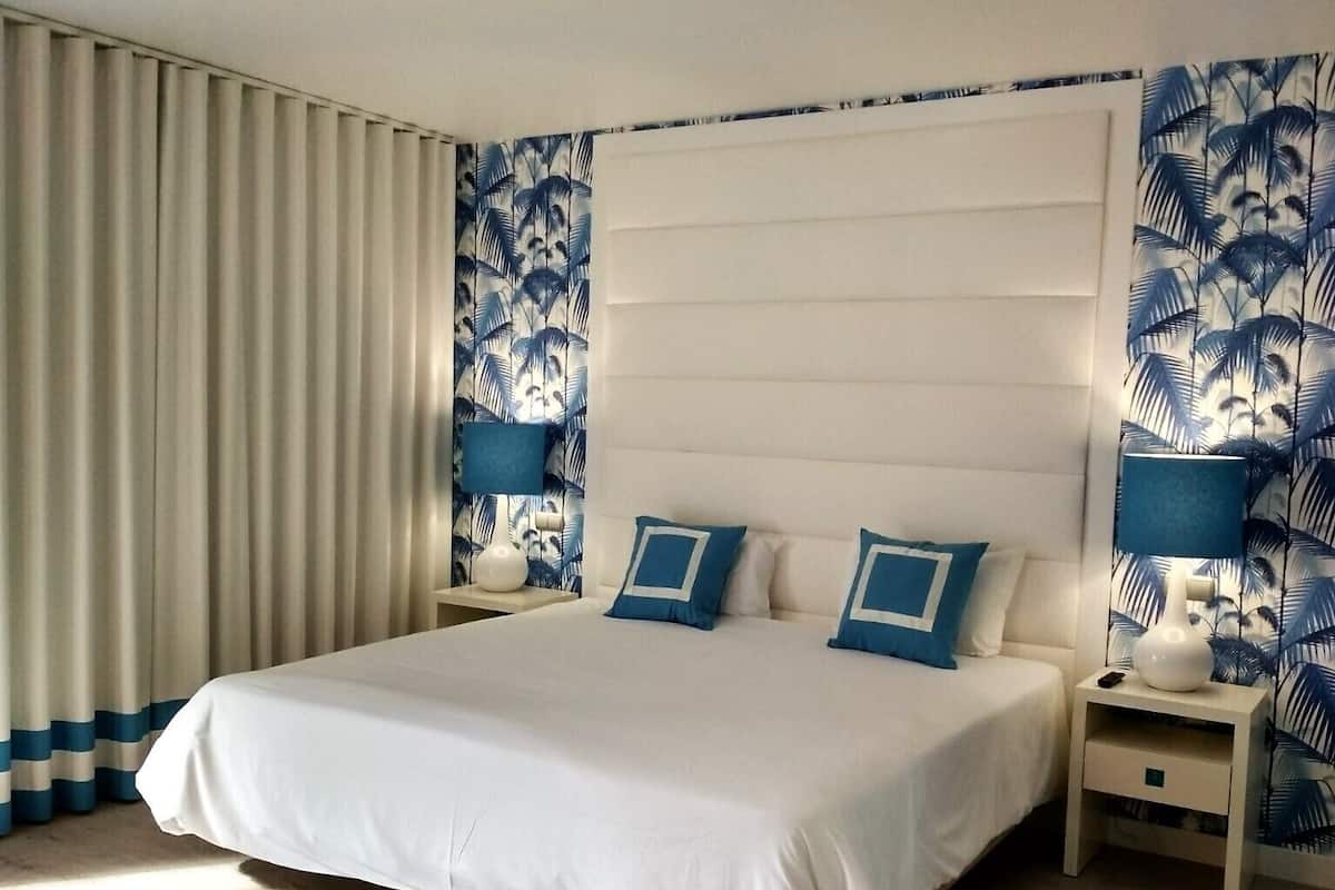 Minibar, caja fuerte, escritorio y cortinas opacas