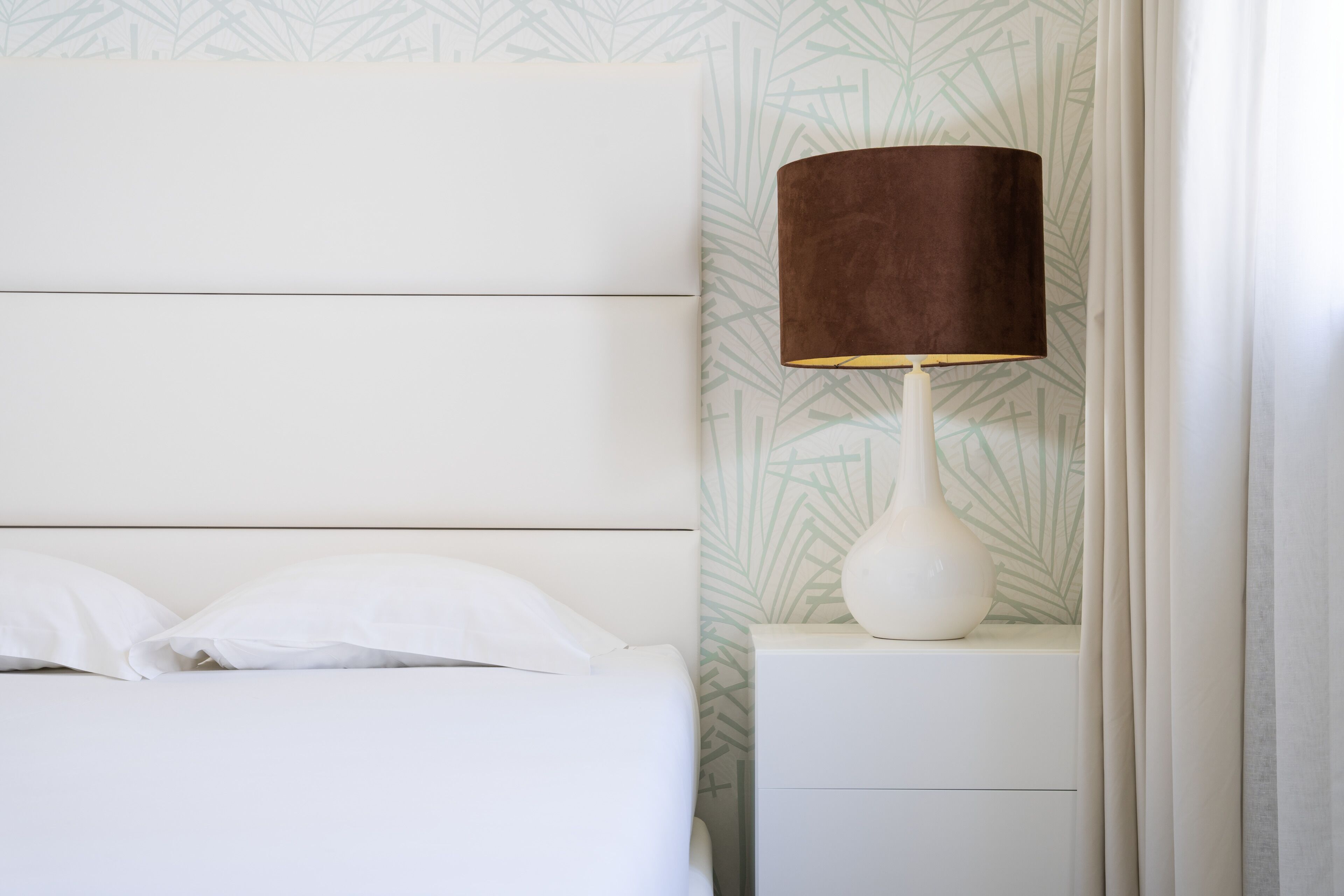 Minibar, coffres-forts dans les chambres, bureau, rideaux occultants