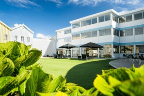 Minibar, coffres-forts dans les chambres, bureau, rideaux occultants