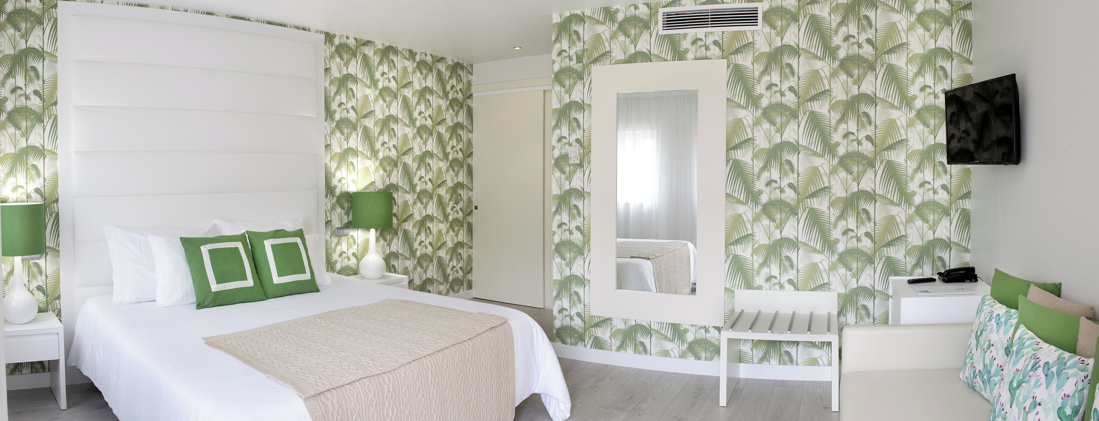 Minibar, coffres-forts dans les chambres, bureau, rideaux occultants