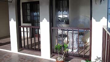 Chambre Double Standard, vue mer | Literie de qualité supérieure, coffres-forts dans les chambres, bureau