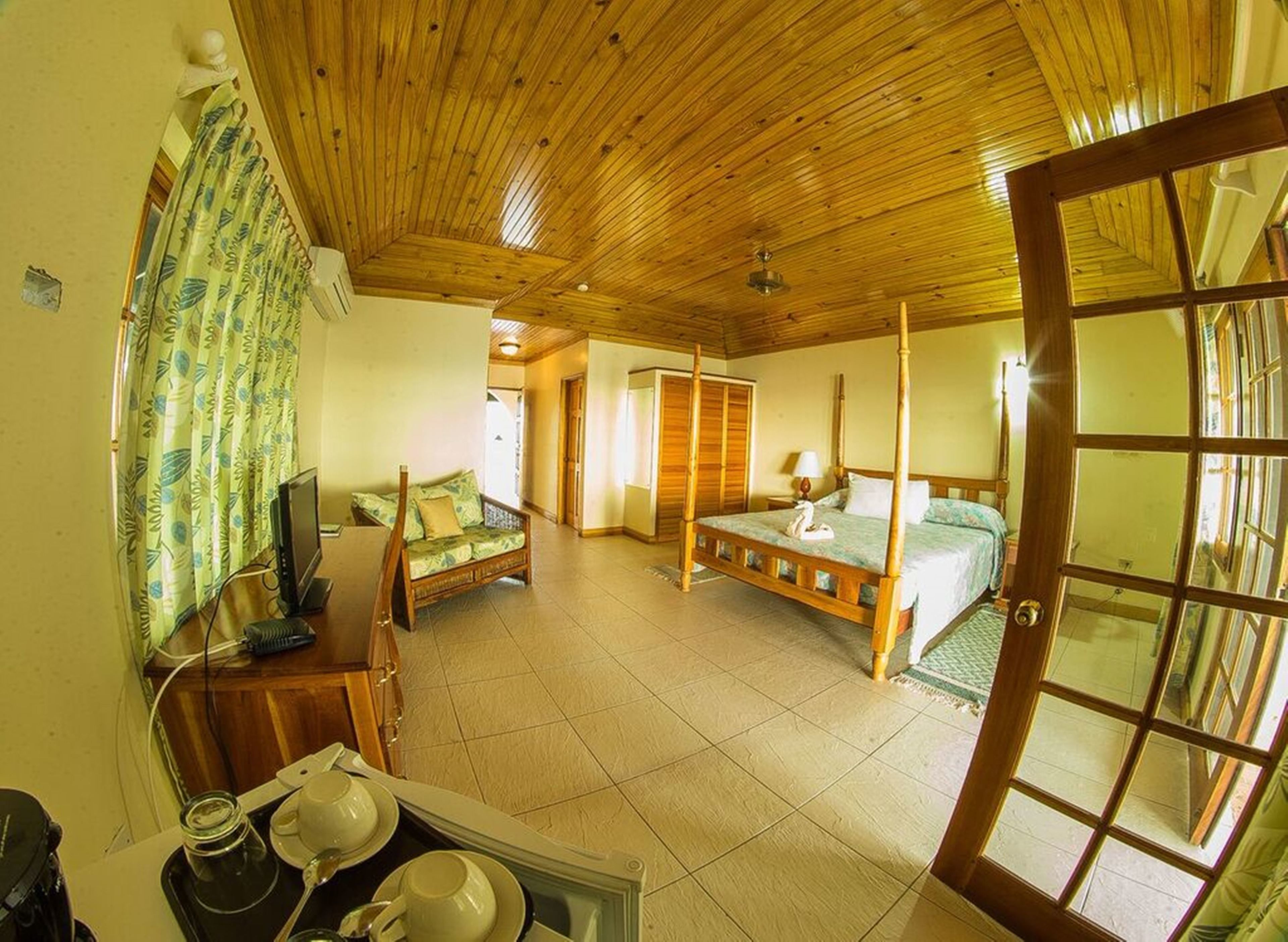 高級寝具、セーフティボックス (室内)、デスク、遮光カーテン