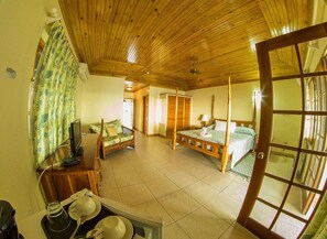 Ropa de cama de alta calidad y caja de seguridad en la habitación