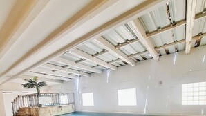 室內游泳池，提供日光浴躺椅