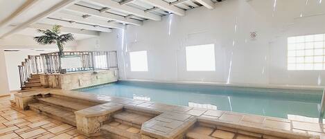 Inomhuspool och solstolar