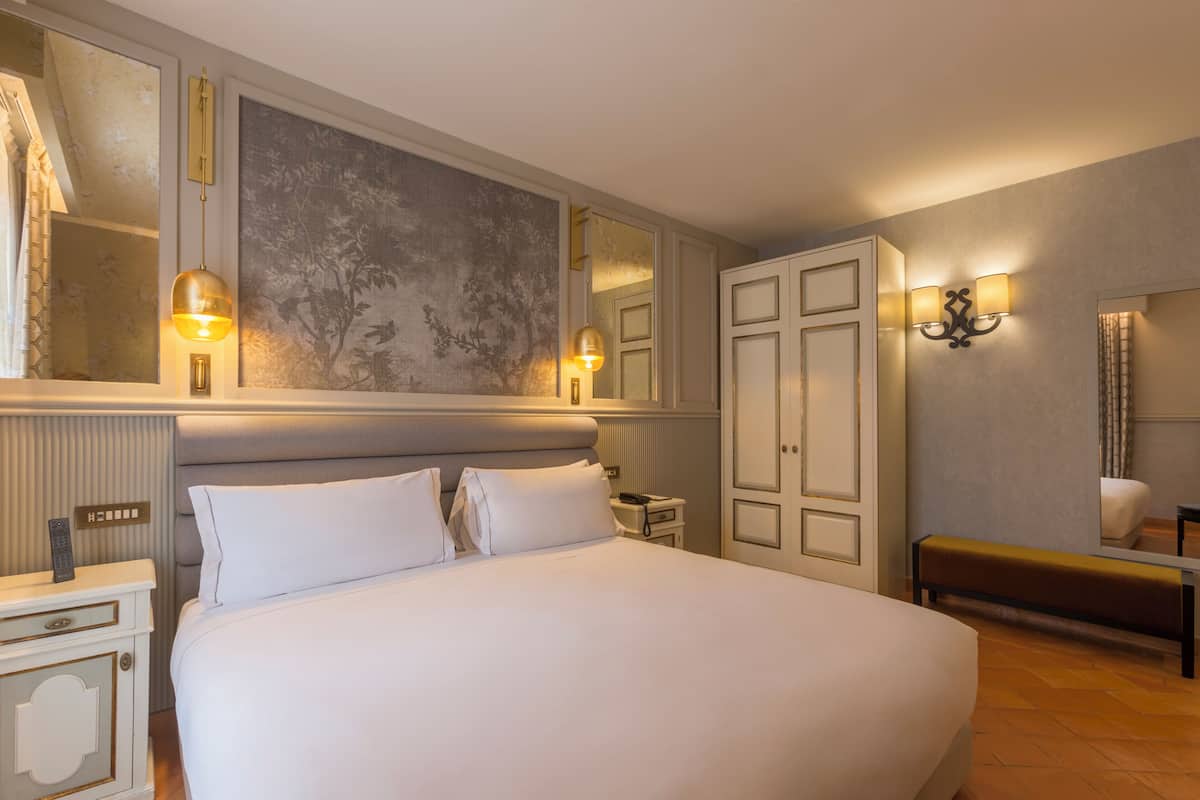 1 chambre, minibar, coffres-forts dans les chambres, bureau