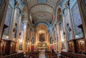 Ein prächtiger Kirchenraum mit hohen Decken, Marmorsäulen und einem zentralen Altar.