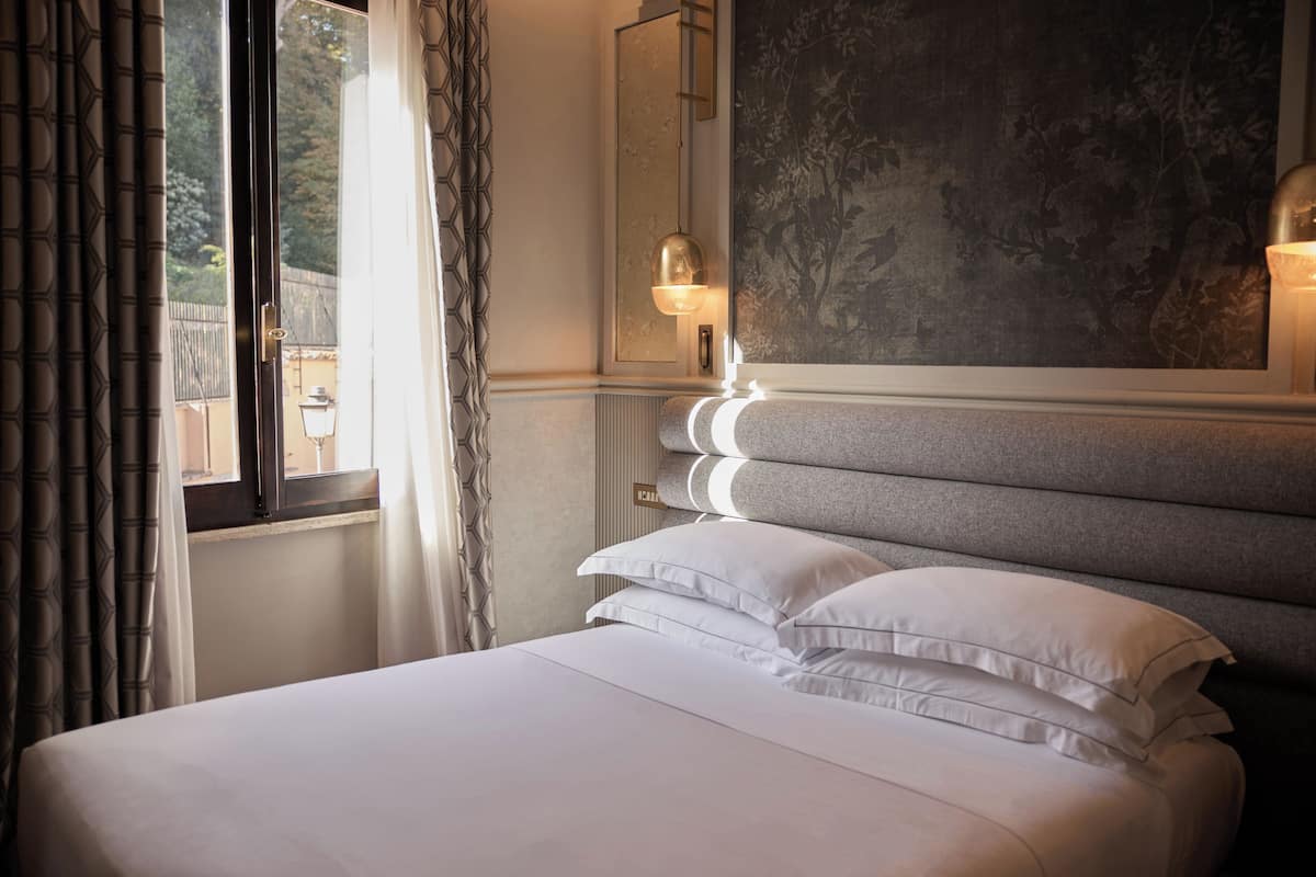 Minibar, safe på rommet, skrivebord og wi-fi (inkludert)