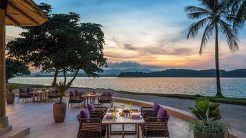 3 か所のレストラン、朝食、ランチ、ディナーに営業 (多国籍料理)