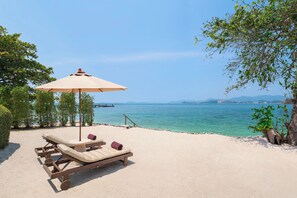 Vila, 1 quarto, de frente para a praia | Praia | Praia particular, areia branca, espreguiçadeiras, guarda-sóis 