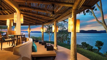 Cocktail bar, ocean view, open select days
