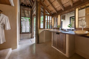Villa, 1 chambre, vue jardin (Private Pool) | Salle de bain | Articles de toilette de luxe, sèche-cheveux, peignoirs, chaussons