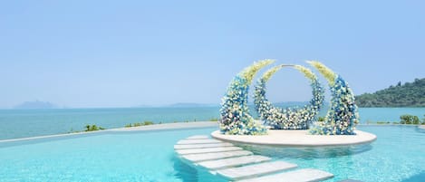 Piscine extérieure, parasols de plage, chaises longues