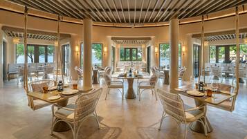 3 restaurants; breakfast, lunch and dinner served