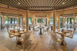 3 か所のレストラン : 朝食、ランチ、ディナーに営業