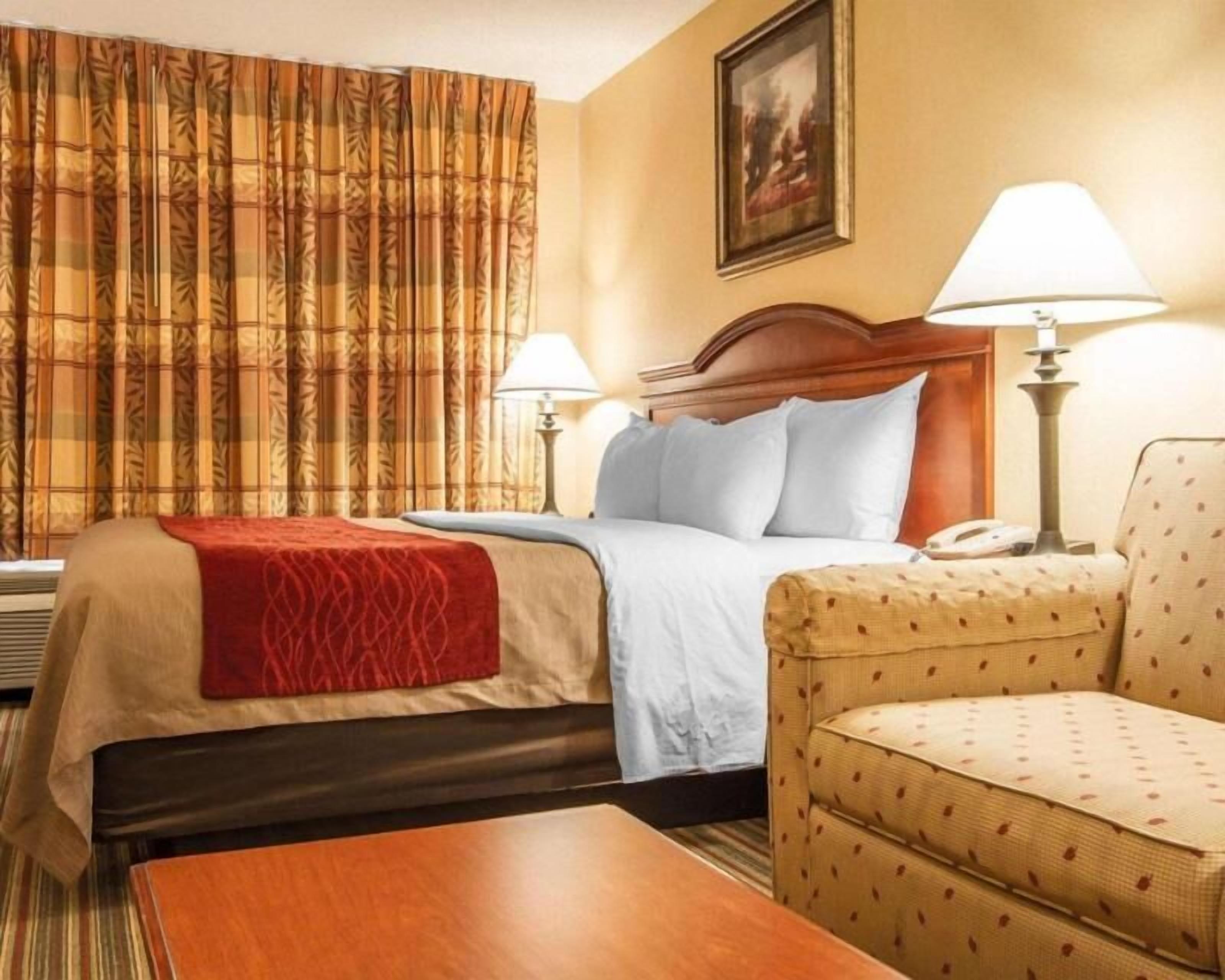 Desk, iron/ironing board, rollaway beds, free WiFi