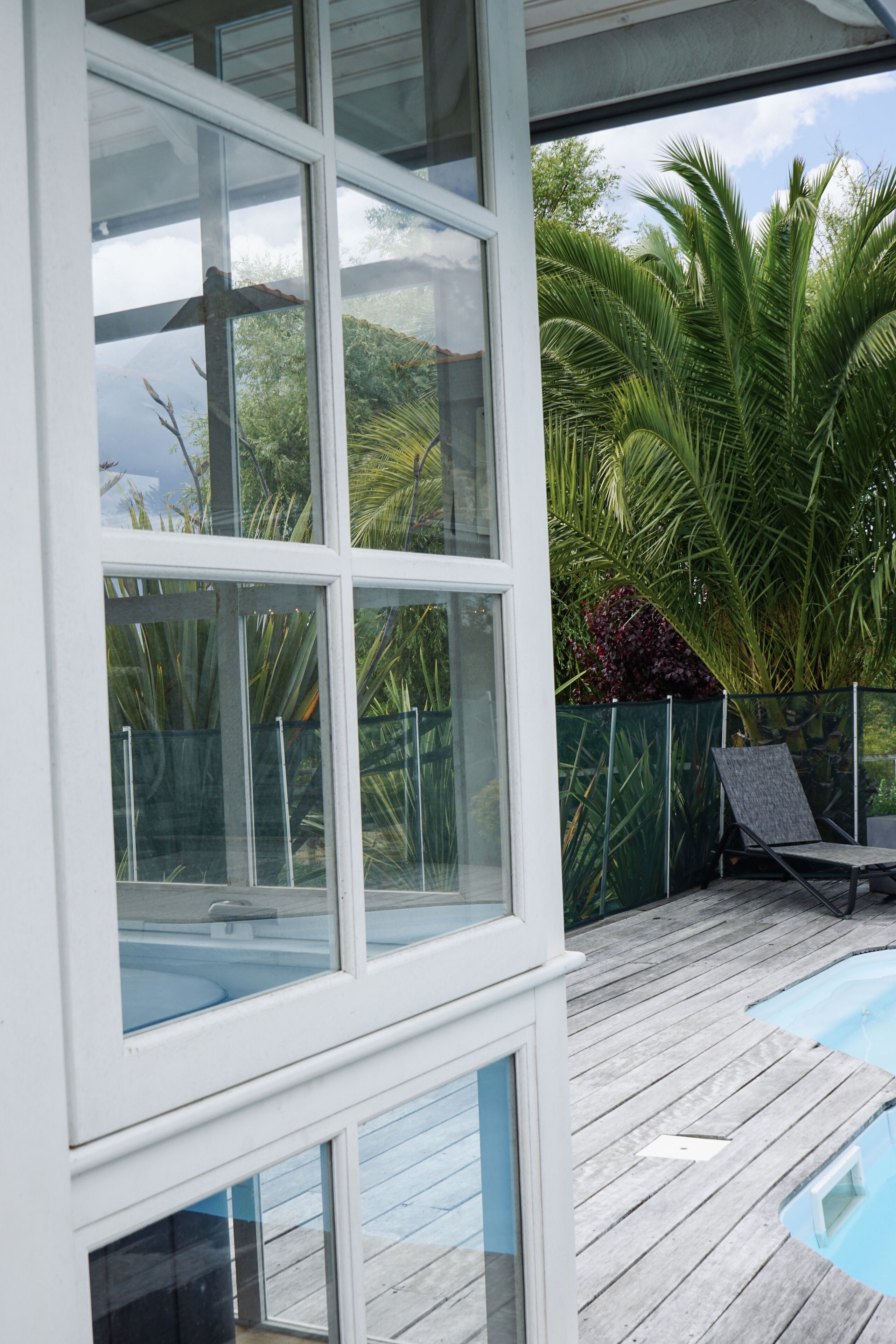 seasonal outdoor pool, pool loungers