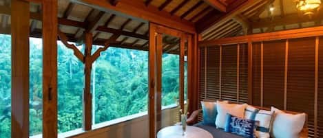 In-room safe, cribs/infant beds