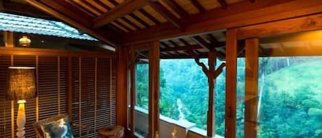 In-room safe, cots/infant beds