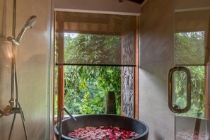 Caixa forta a l'habitació i bressols 