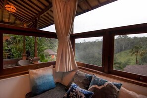 Tallelokero huoneessa, vauvansängyt