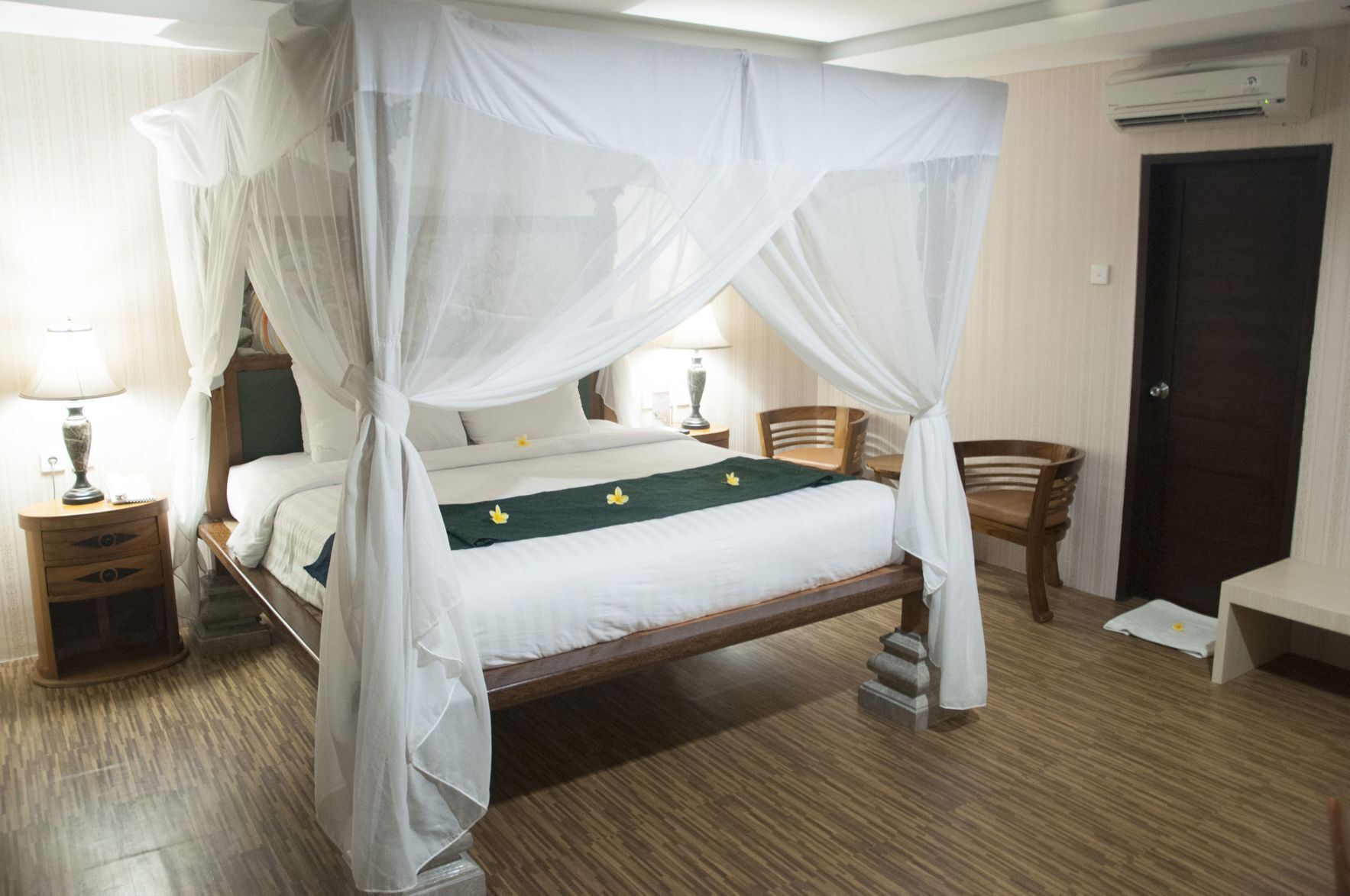 Colchones con pillow-top y caja de seguridad en la habitación 