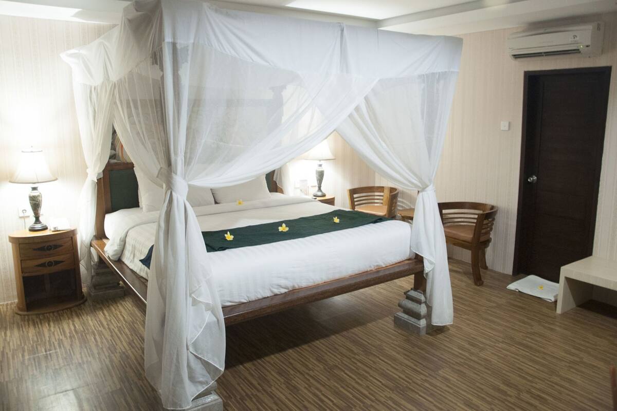 Colchones con pillow-top y caja de seguridad en la habitación