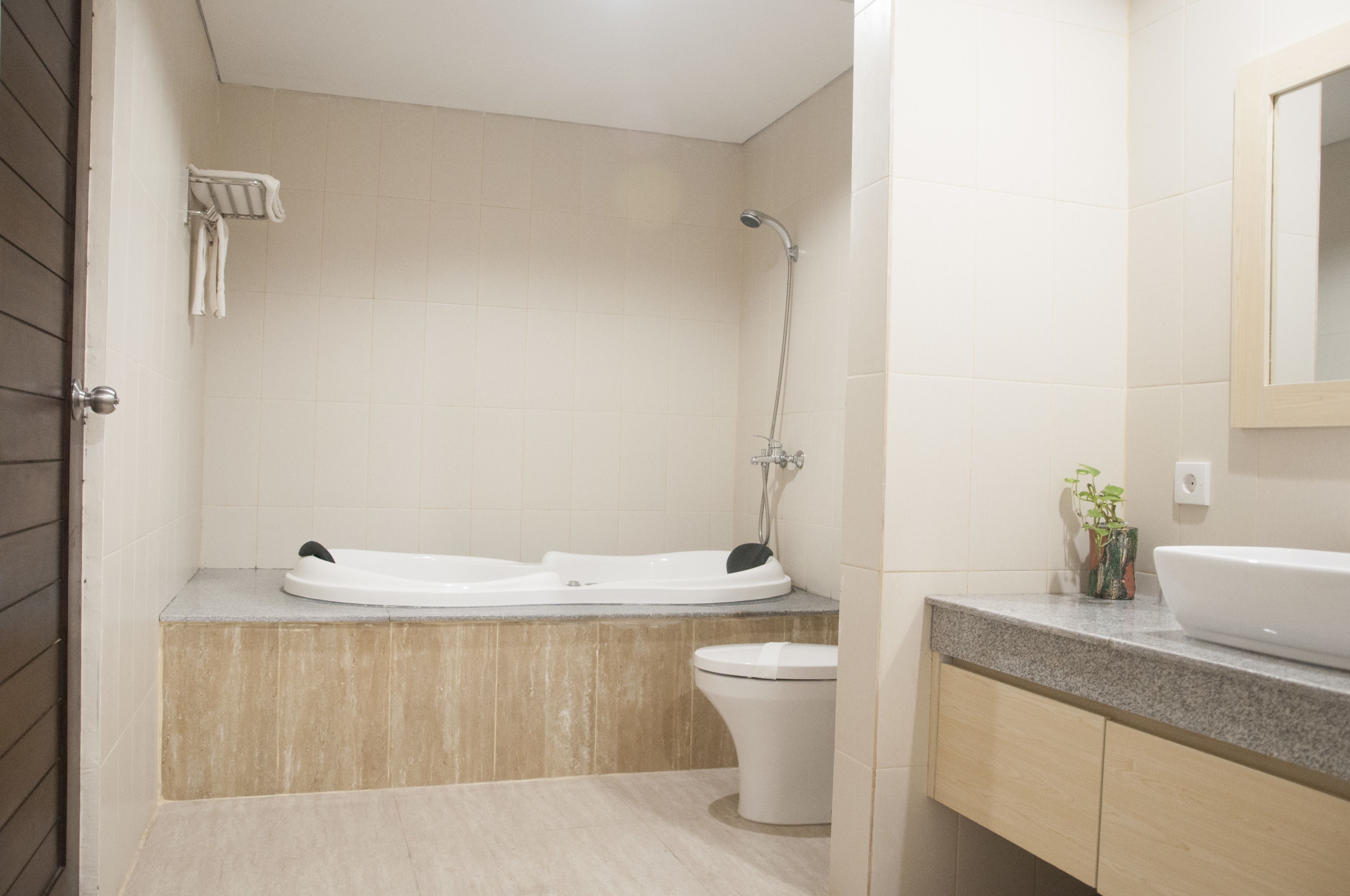 ห้องสวีท | ห้องน้ำ | ของใช้ในห้องน้ำฟรี, ไดร์เป่าผม (มีให้บริการตามคำขอ), เสื้อคลุมอาบน้ำ