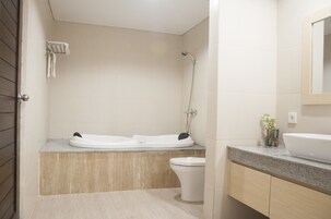 Suite | Bagno | Set di cortesia gratuito, asciugacapelli, accappatoio, bidet