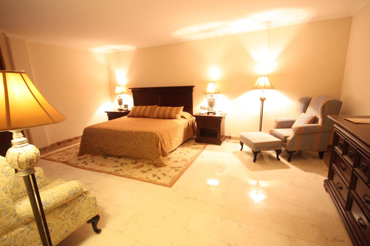 Master Suite | เครื่องนอนระดับพรีเมียม, ผ้านวมขนเป็ด, ตู้นิรภัยในห้องพัก, โต๊ะทำงาน