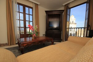 Master Suite | Sala de estar | Una televisión de pantalla plana