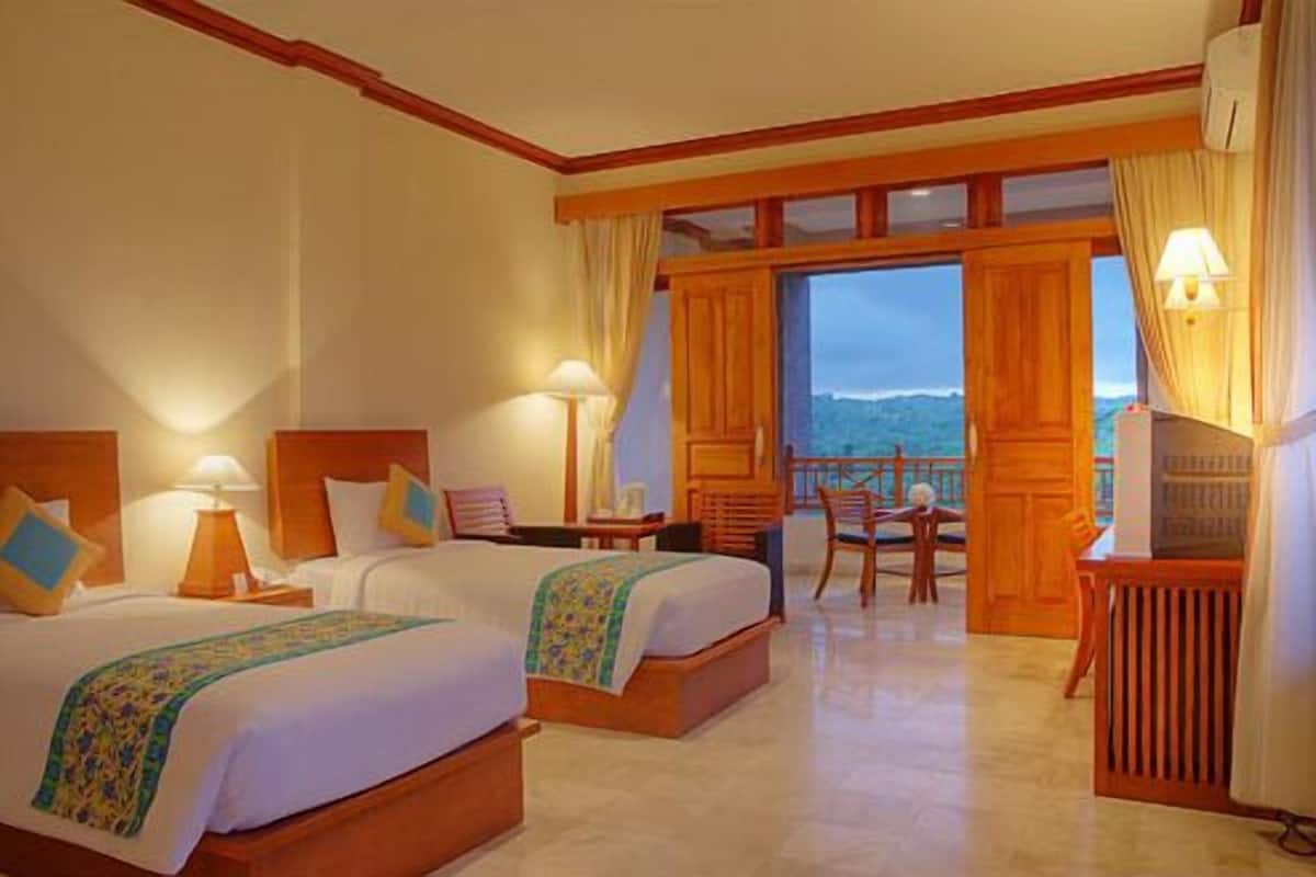Deluxe Room | Down duvets, Select Comfort beds, minibar, in-room safe