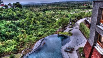 2 outdoor pools, an infinity pool
