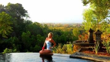 2 kolam renang outdoor dan sebuah infinity pool