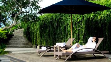 2 outdoor pools, an infinity pool