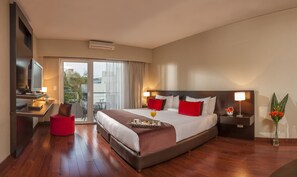 Deluxe studio suite | Luxe beddengoed, donsdekens, een minibar, een kluis op de kamer
