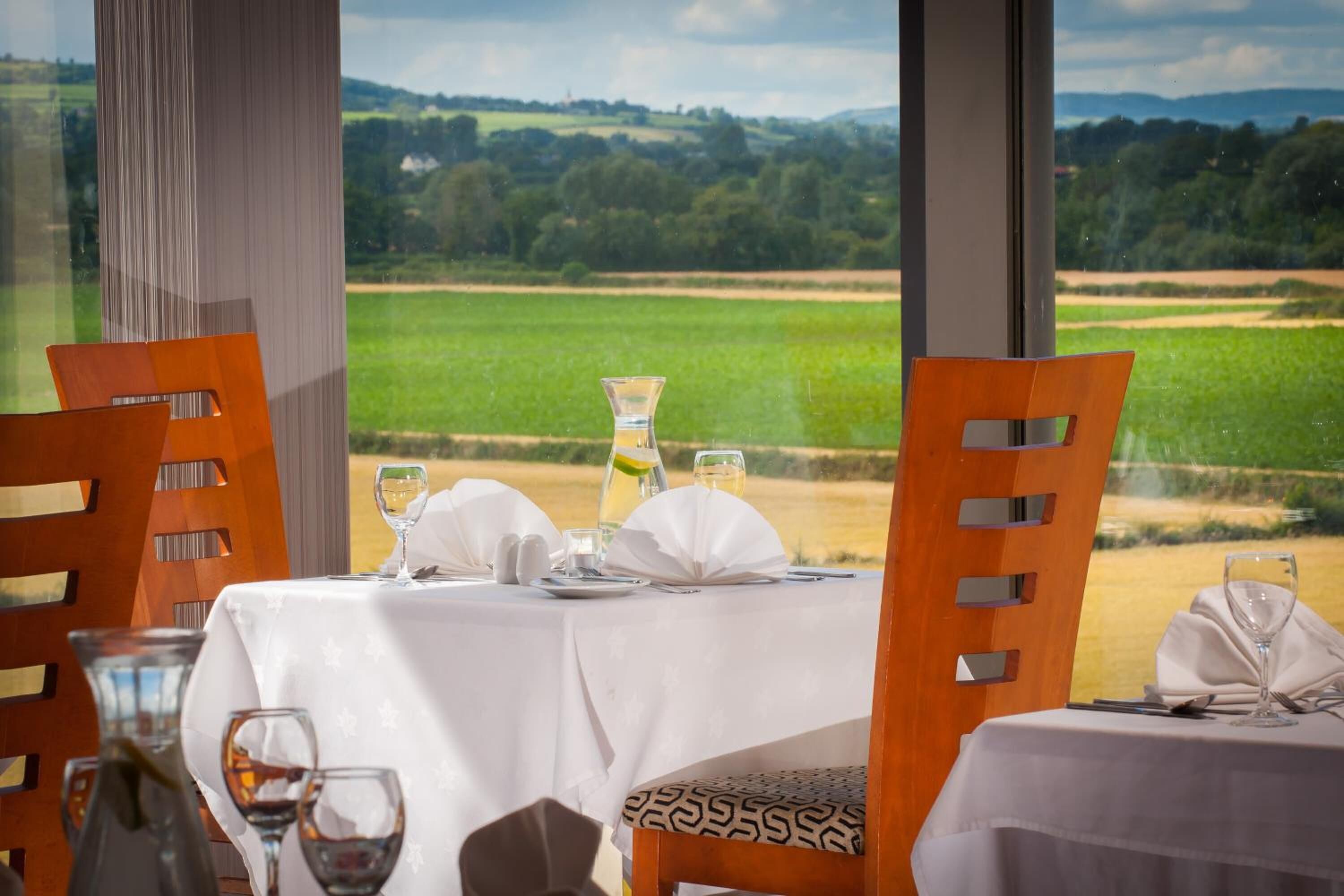 2 restaurants, breakfast served