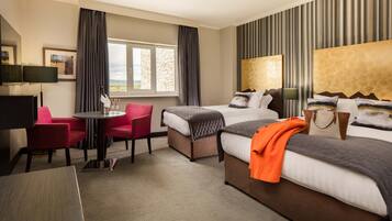 Seprai premium, meja kerja, tirai kedap cahaya, dan setrika/meja setrika