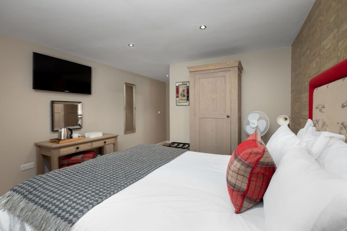 superior double room, 1 king bed | desk, iron/ironing board, free wifi