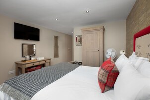 Superior Tek Büyük Yataklı Oda, 1 En Büyük (King) Boy Yatak | Masa, ütü/ütü masası, ücretsiz kablosuz İnternet 