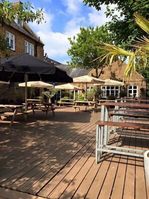 Terrace/patio - The Worlds End (Northampton)