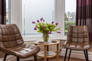 Habitación, 1 cama King size, baño en la habitación | Decoración personalizada, muebles diferentes y insonorización