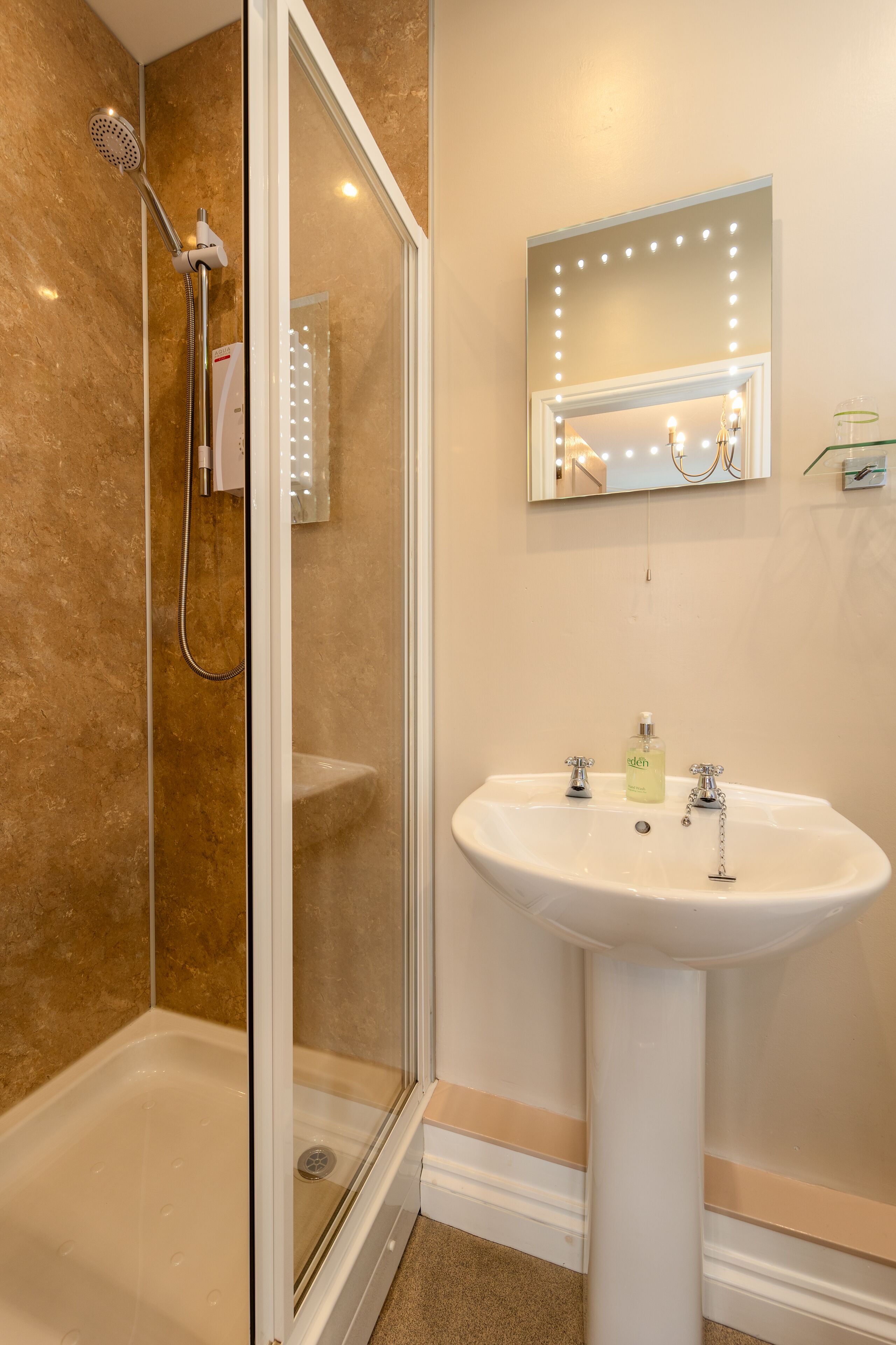 Chambre, 1 très grand lit, salle de bains attenante | Salle de bain